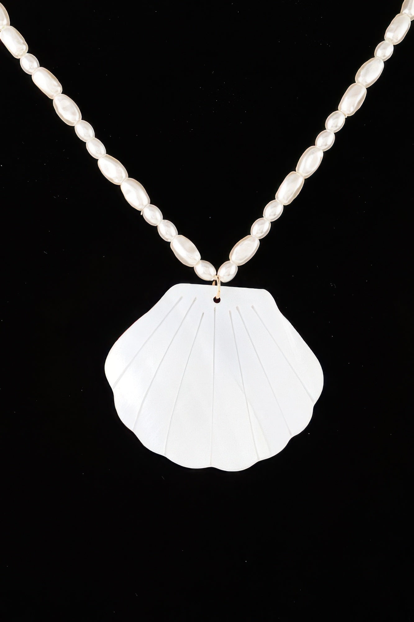 White marbled bead necklace featuring large scalloped seashell pendant