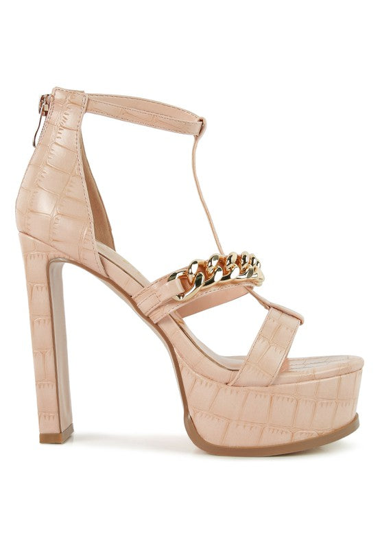Peachfarbene Sandalen mit hohem Absatz, Metallkette am Vorderriemen