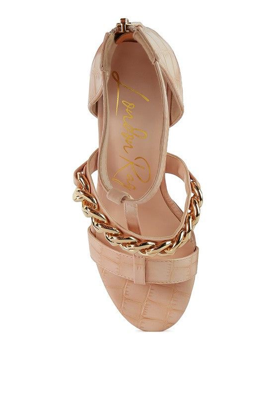 Peach Keilsandale mit offener Spitze und Metallkette am Riemen