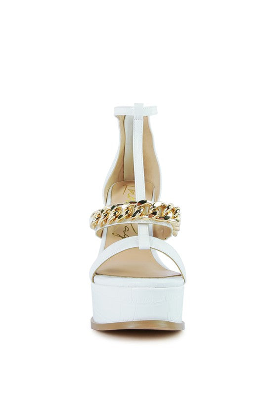Weiße Zip-up Sandalen mit Metallkette am vorderen Riemen