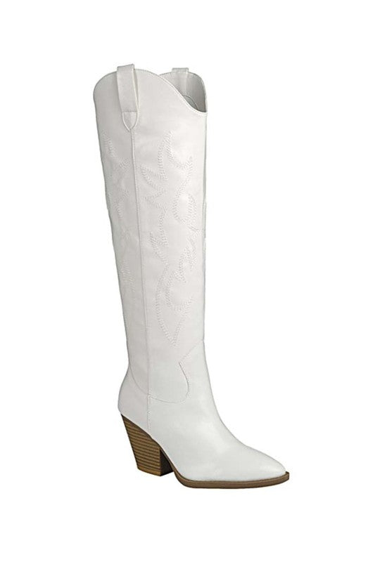 Weiße kniehohe Westernboots mit Blockabsatz und Prägung am Schaft