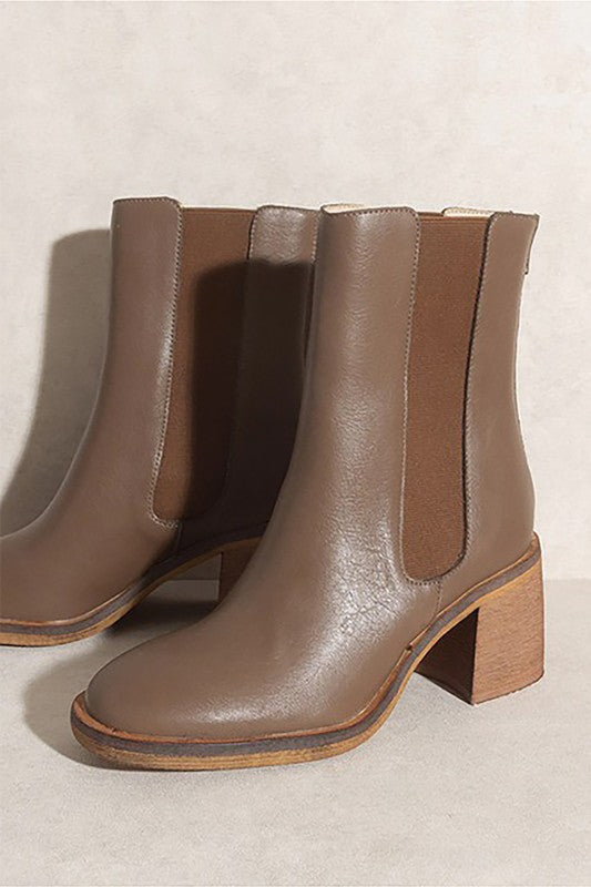 OLIVIA Chelsea boots in brown with elastic gussets and block heel
