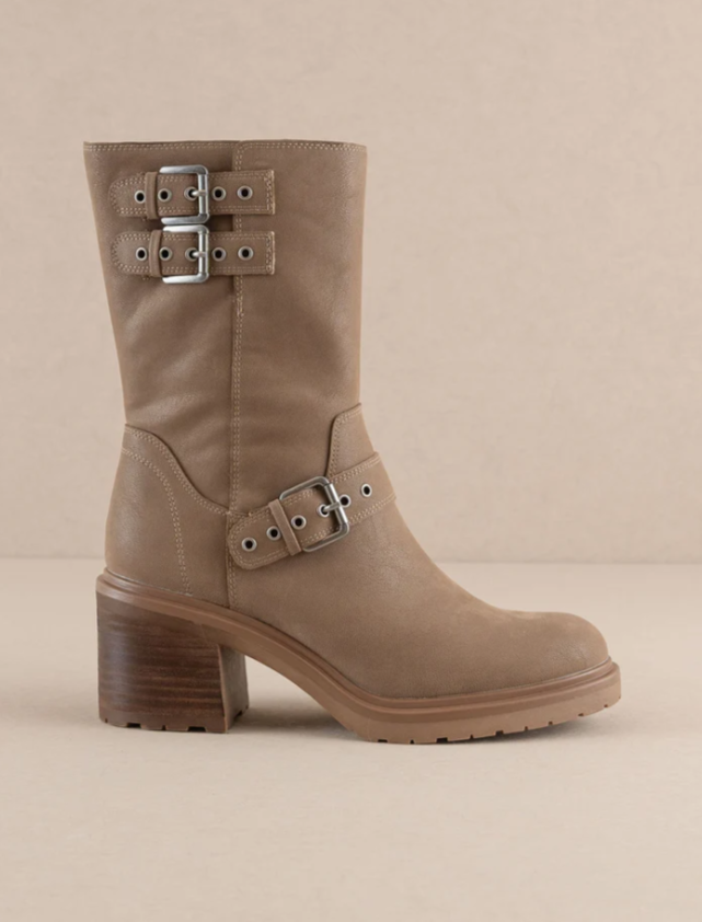 Taupe Rider Boots Frontansicht mit doppelten Schnallen am oberen Schaft