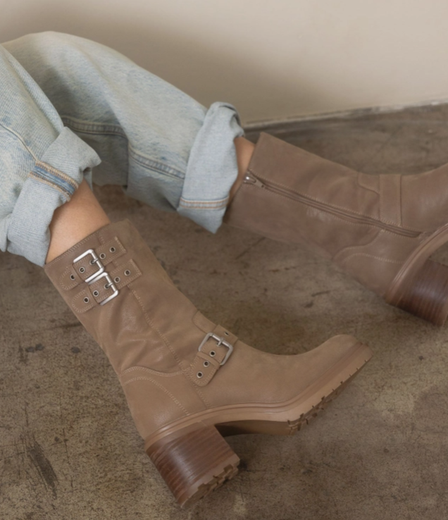 Taupe Rider Boots, Seitenansicht mit Schnallen am Schaft und robustem Blockabsatz
