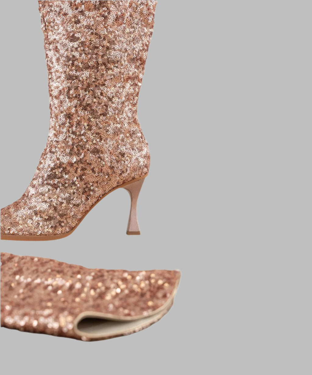 Rose-gold Paillettenstiefel: Detail vom Absatz und spitzem Einstieg
