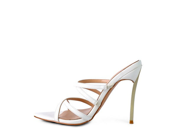 Weiße High Heel Sandale, seitliche Ansicht mit schmalem Riemenbogen