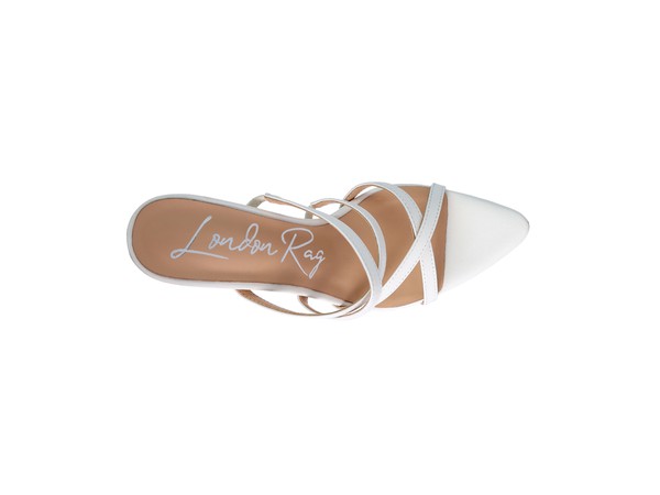 Weiße High Heel Sandale von oben, gekreuzte Riemen und spitze Zehenpartie