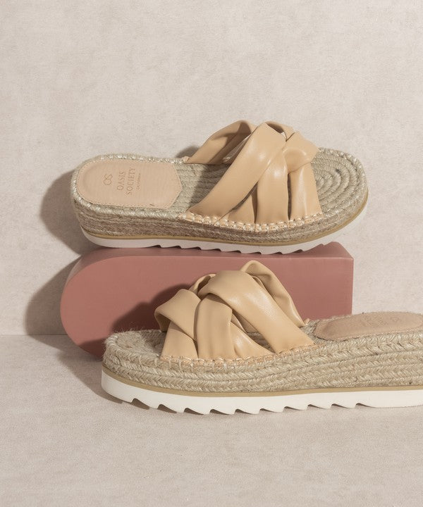 Beige Sandalen mit gekreuzten Riemen auf gewebter Espadrille-Plattform, seitliches Profil