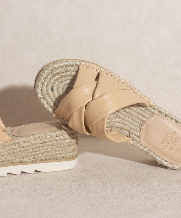 Nahaufnahme: beige gekreuzte Riemen-Sandale mit gewebter Espadrille-Kappe, Plateau