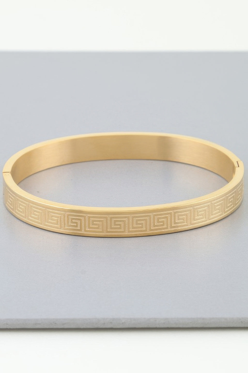 Goldfarbenes Azteken-Maze Armband, flaches Band mit durchgehendem geometrischem Muster