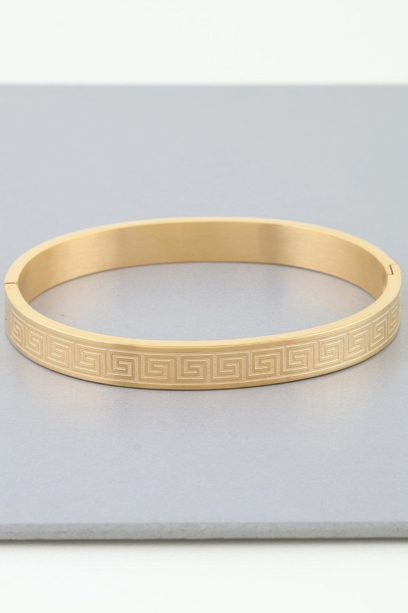 Goldfarbenes Azteken-Maze Armband, flaches Band mit durchgehendem geometrischem Muster