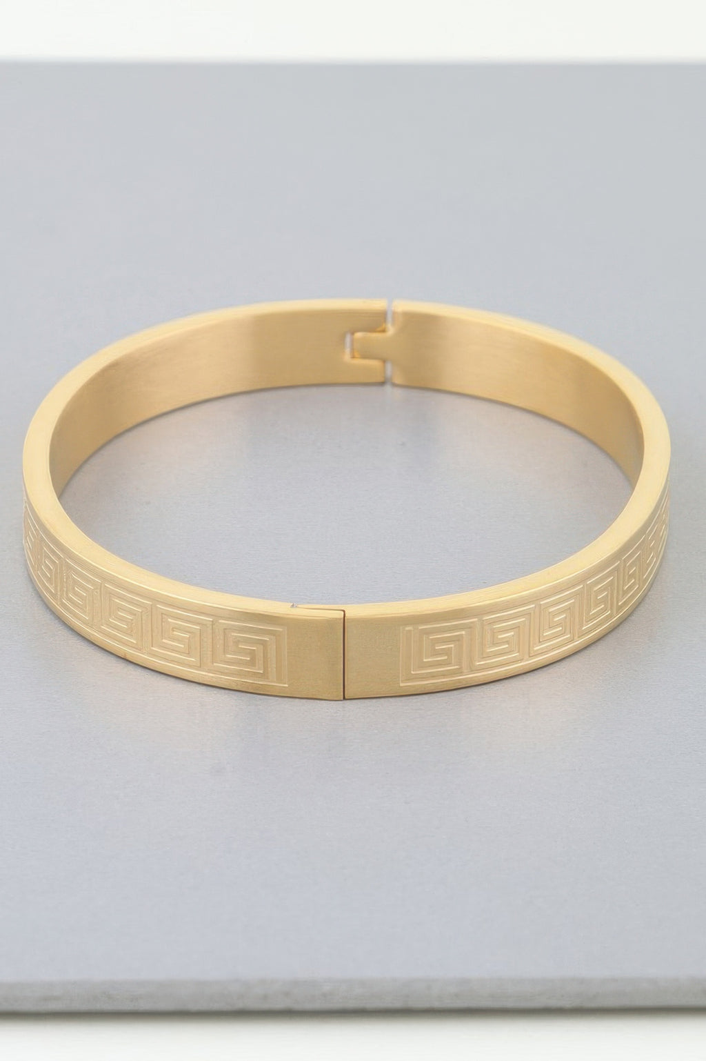 Goldfarbenes Azteken-Maze Armband mit Mittelverschluss und durchgehendem Ranken-/Musterlook