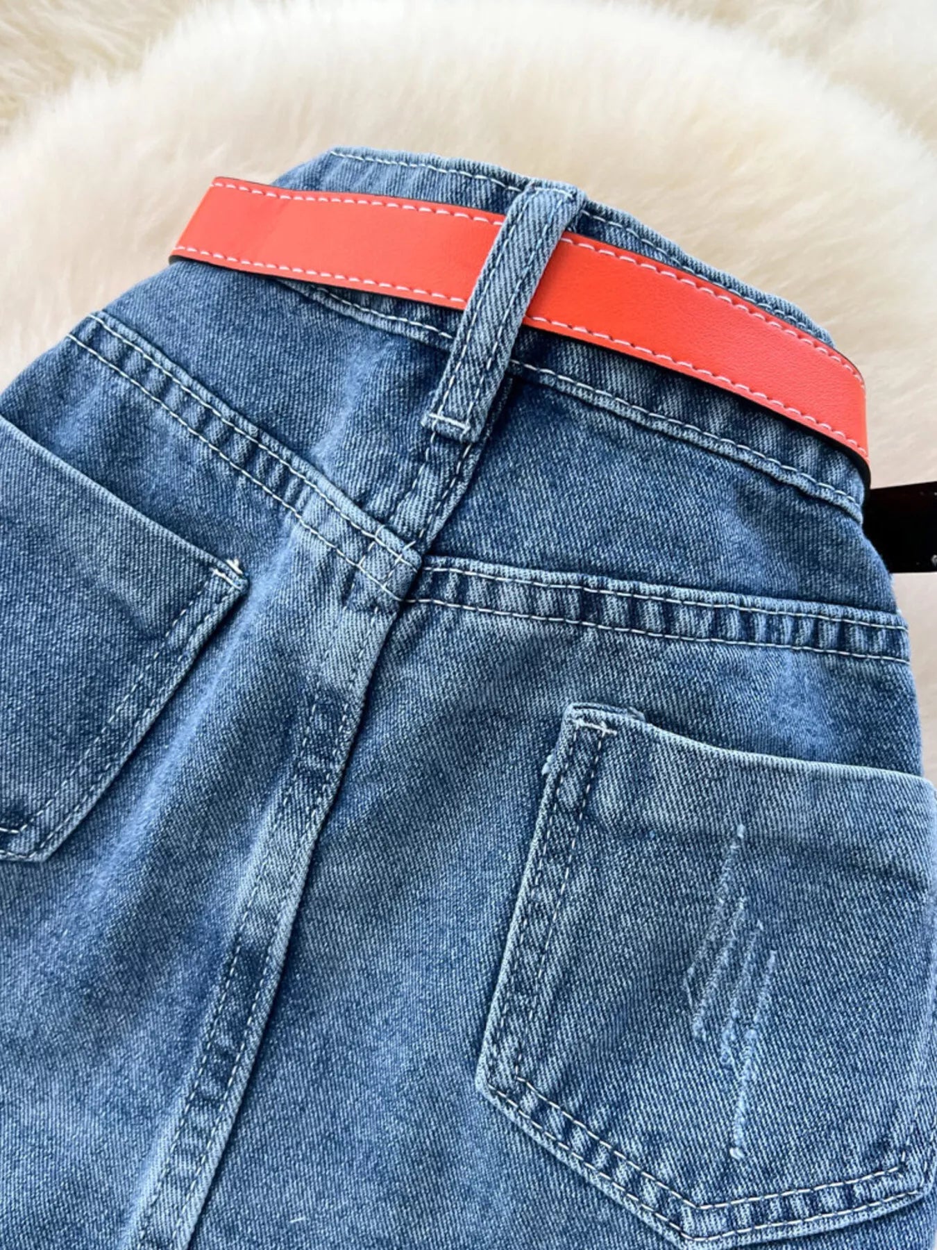 Cintura de falda vaquera azul con trabillas, bolsillo frontal y costuras de remiendo