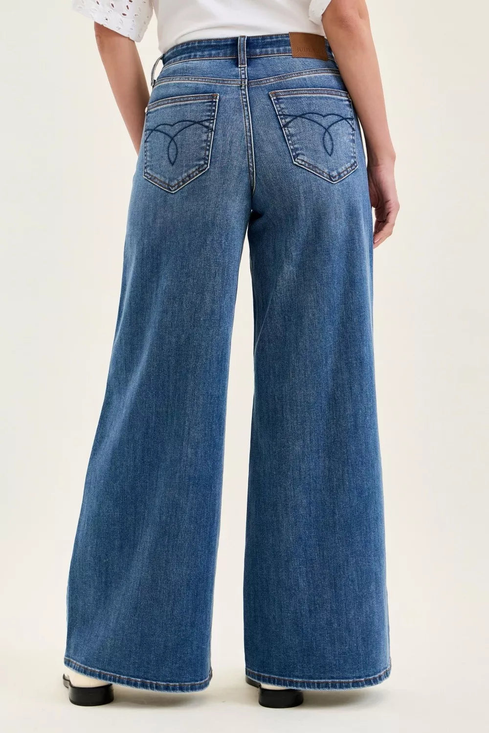 Jeans palazzo talle alto azul claro, bolsillos traseros con bordado tipo corazón