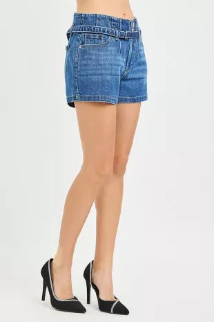 Blaue Denim-Shorts mit Gürtel, Rückansicht mit Gesäßtaschen