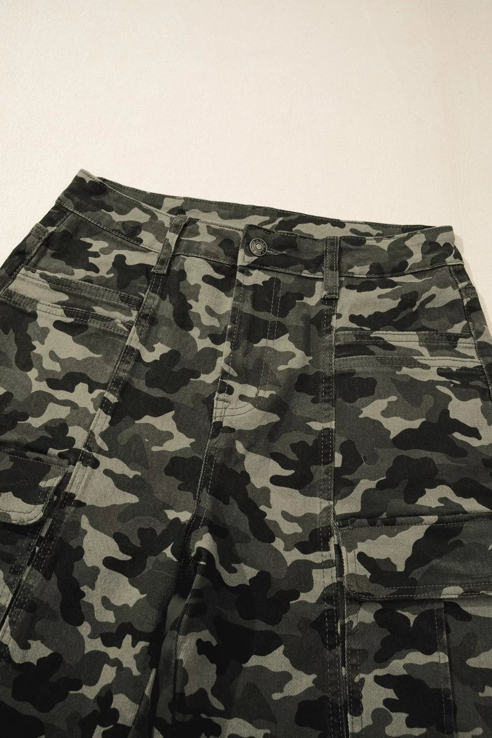 Camouflage Print Multi Pocketed Women's Denim Pants | Tigbuls