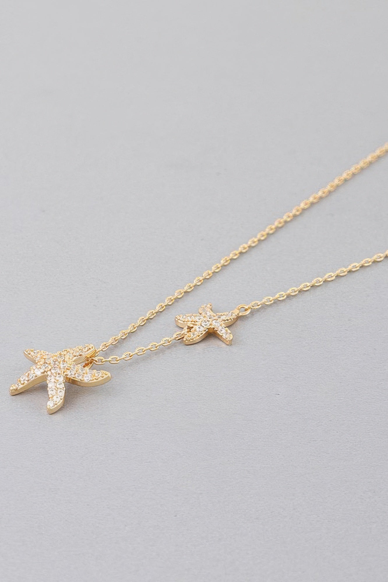 Goldkette mit zwei Sternmuschel-Anhängern, klar funkelnden Stein-Details