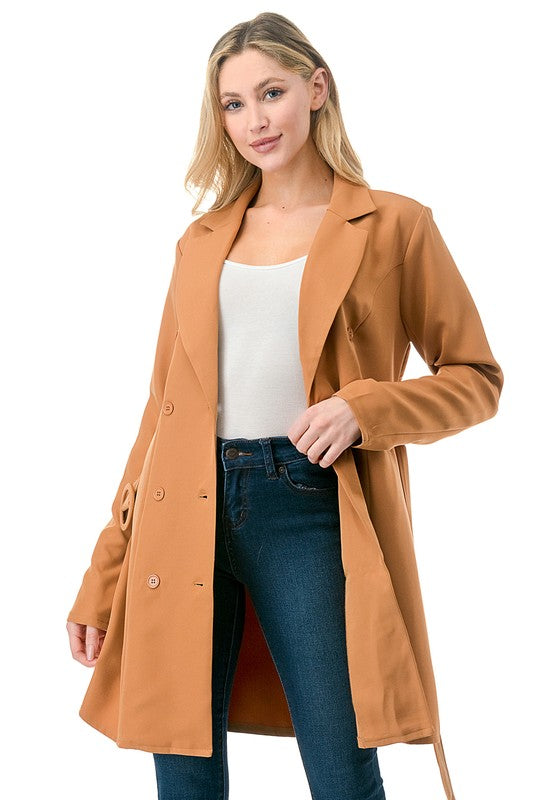 Blazer Camel mit Revers, Knopfleiste und seitlicher Eingrifftasche, taillierter Gürtel