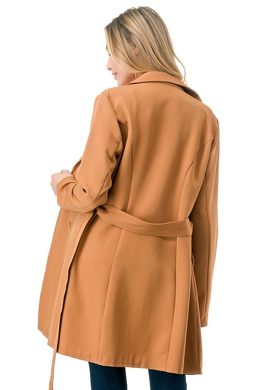 Blazer Camel Rückansicht mit Bindegürtel in der Taille und Knopfleiste an den Seiten
