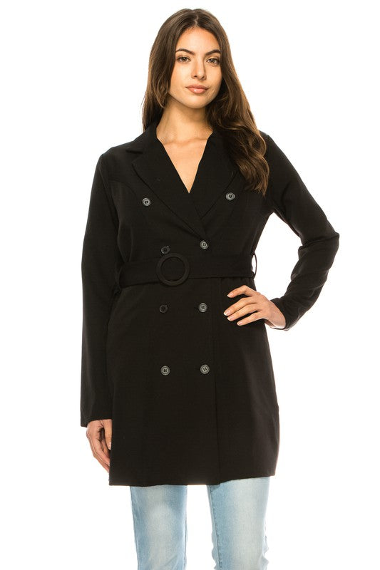Blazer noir à col à revers, boutons doubles et ceinture à anneau