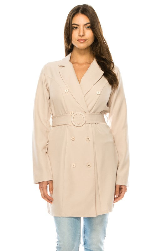 Blazer beige clair à manches longues, col à revers, boutons et ceinture