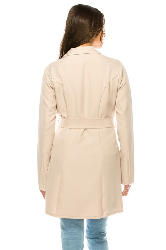 Blazer beige clair vu de dos, ceinture à anneau et couture centrale