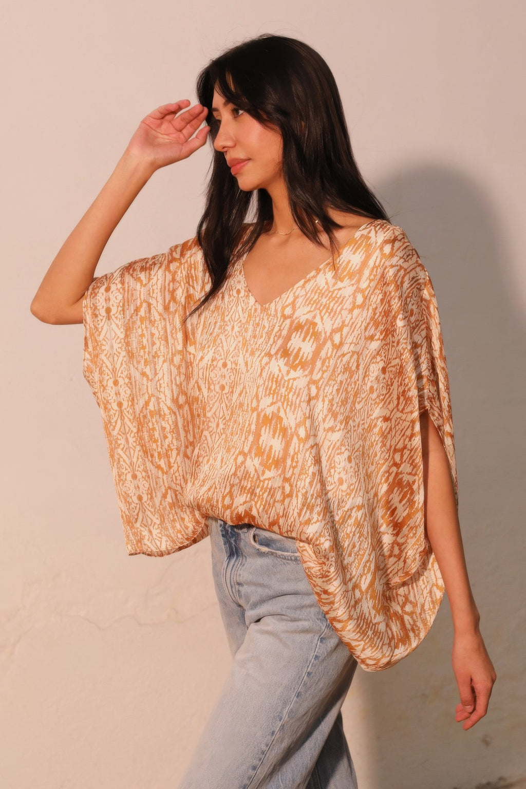 Bohemian Kaftan-Top mit V-Ausschnitt und ausgestellten Ärmeln, gold/orange Muster