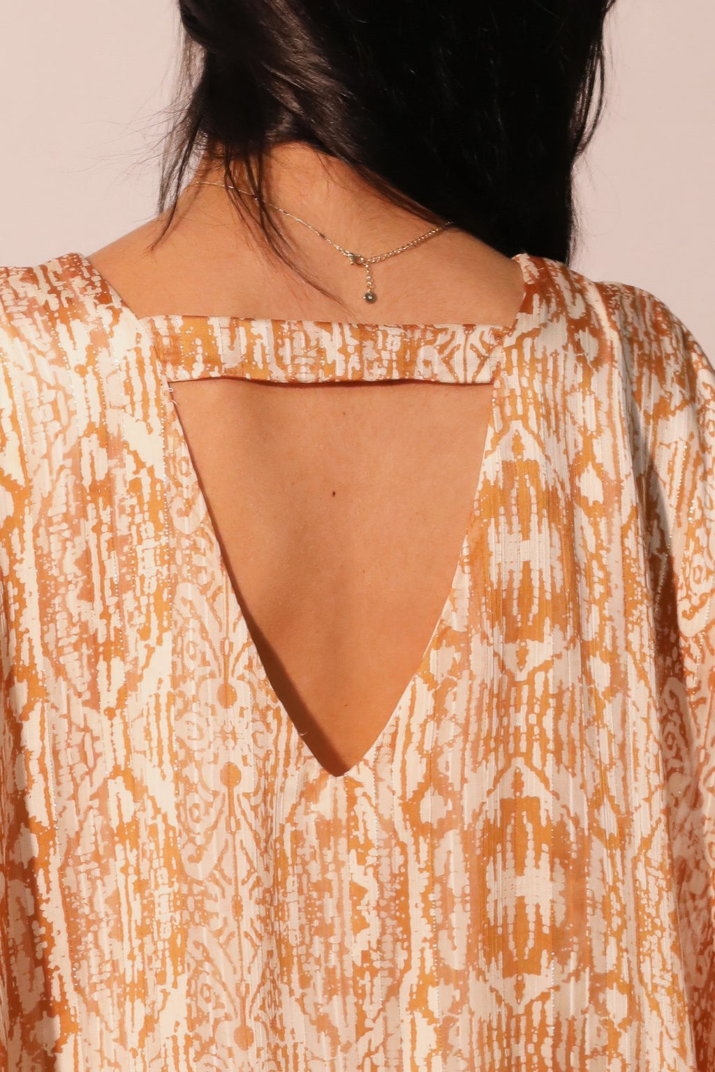 Bohemian Kaftan-Top Rückansicht: tiefer V-Rücken mit schmalem Bund, gold/orange Muster