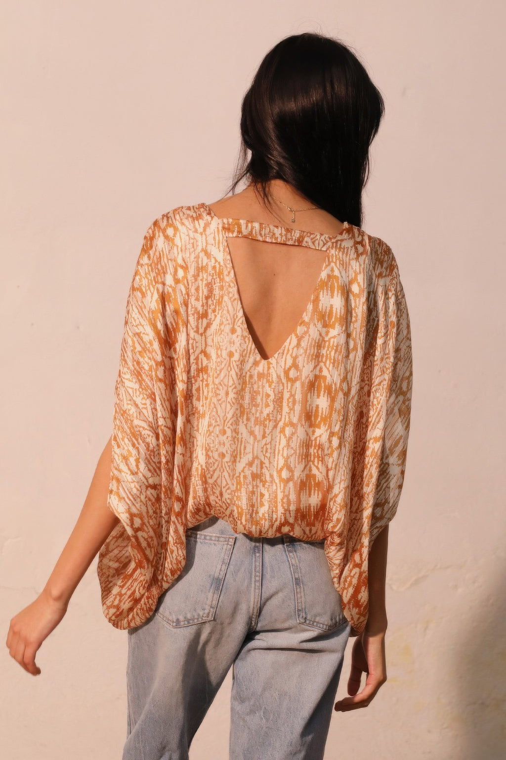 Bohemian Kaftan-Top Rückansicht mit offenem Rücken, gold/orange Muster und weitem Schnitt
