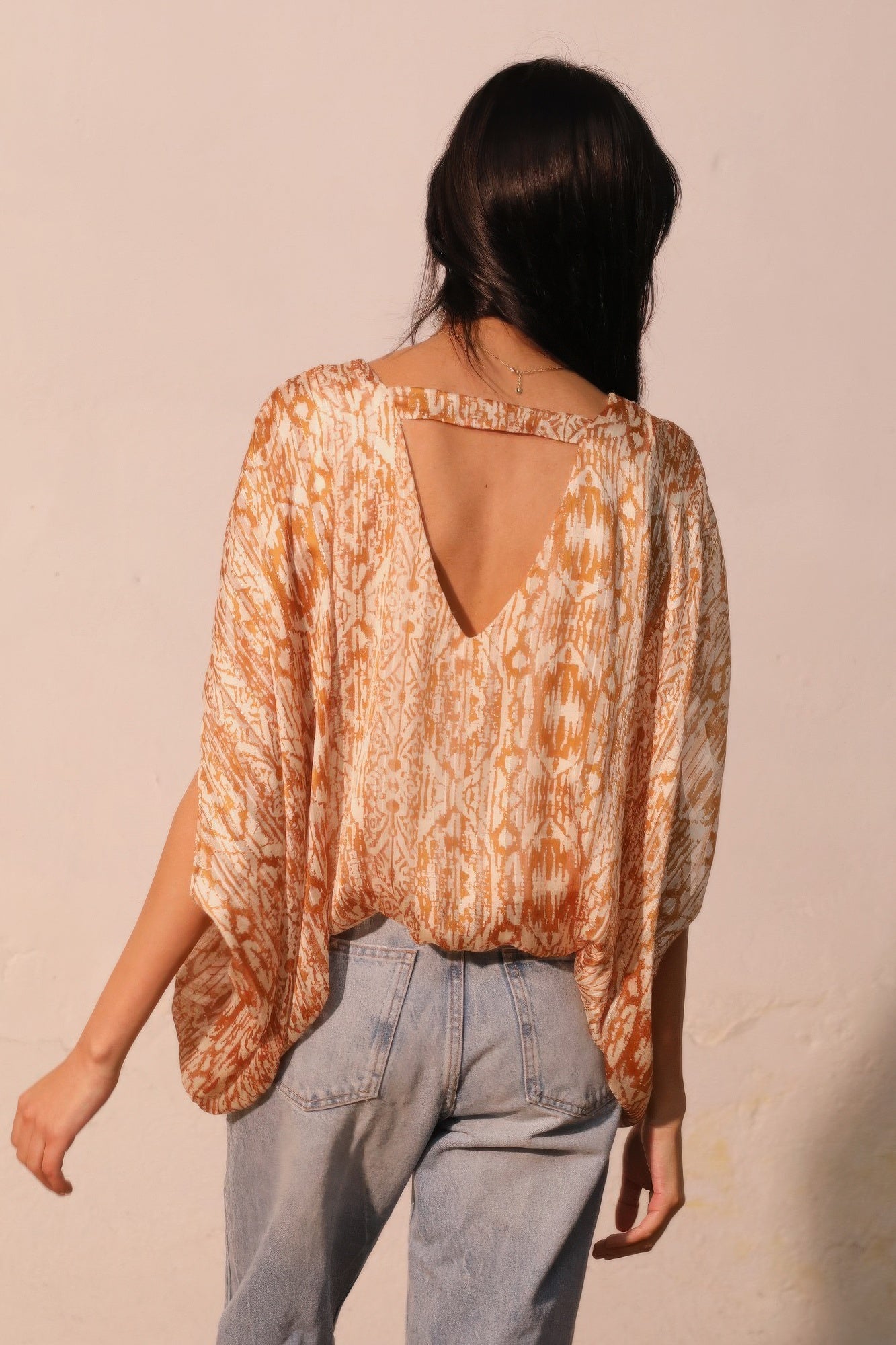 Bohemian Kaftan-Top Rückansicht mit offenem Rücken, gold/orange Muster und weitem Schnitt