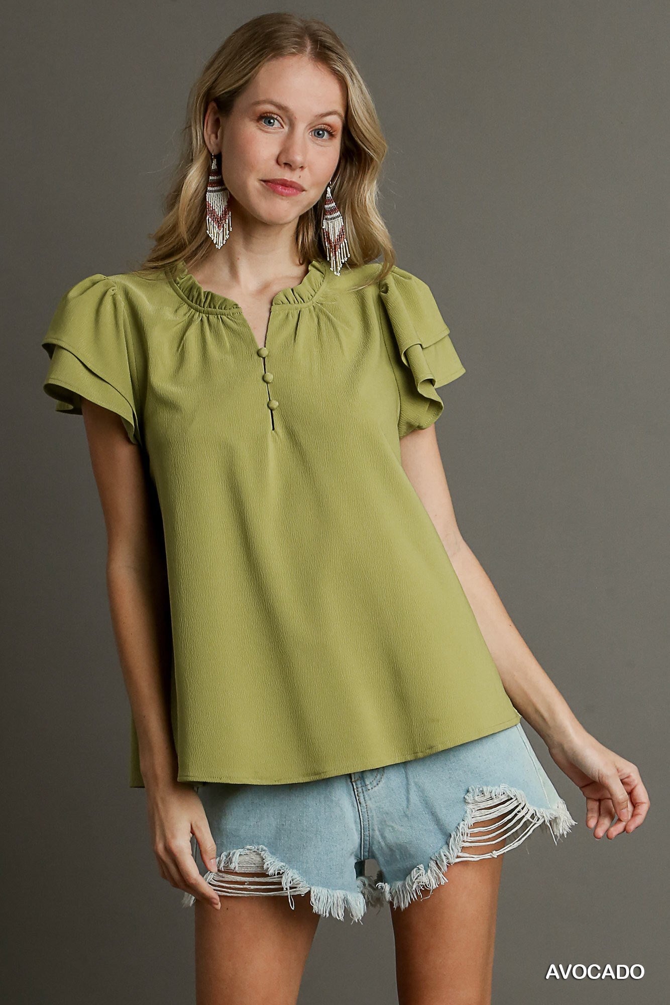 Avocado-grünes Boxy-Faux-Button-Top mit Rüschenkragen und kurzen, geschichteten Ärmeln