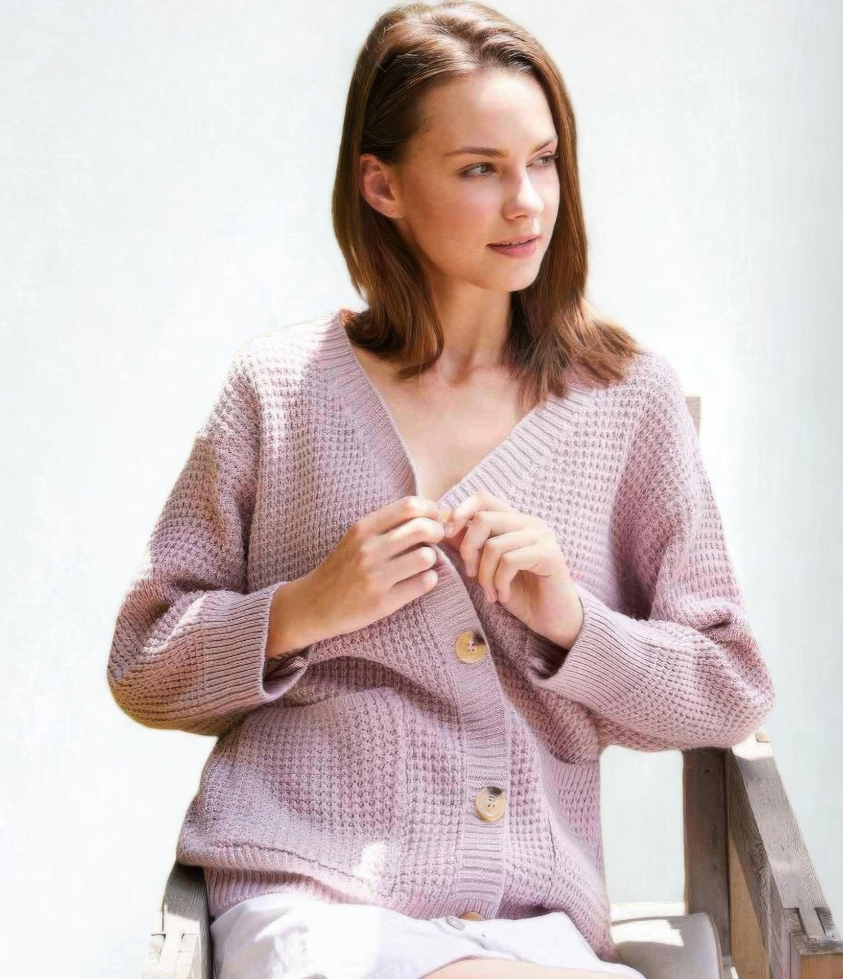 Button-down cardigan: V-neck with wooden-look buttons and ribbed cuffs, light mauve