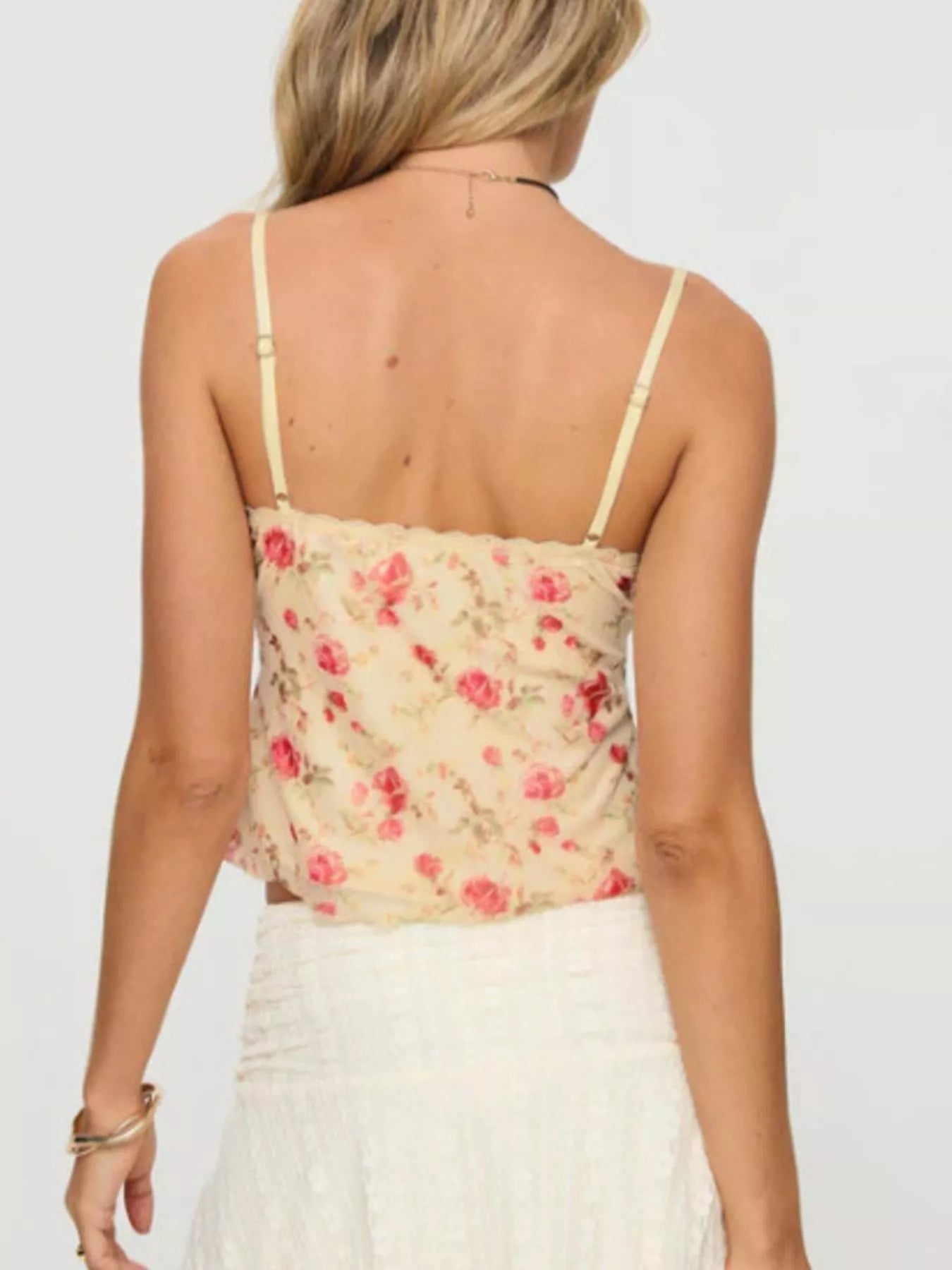 Rückenansicht: floral gemusterte Cami mit Spaghetti-Trägern und Spitzenbesatz hinten