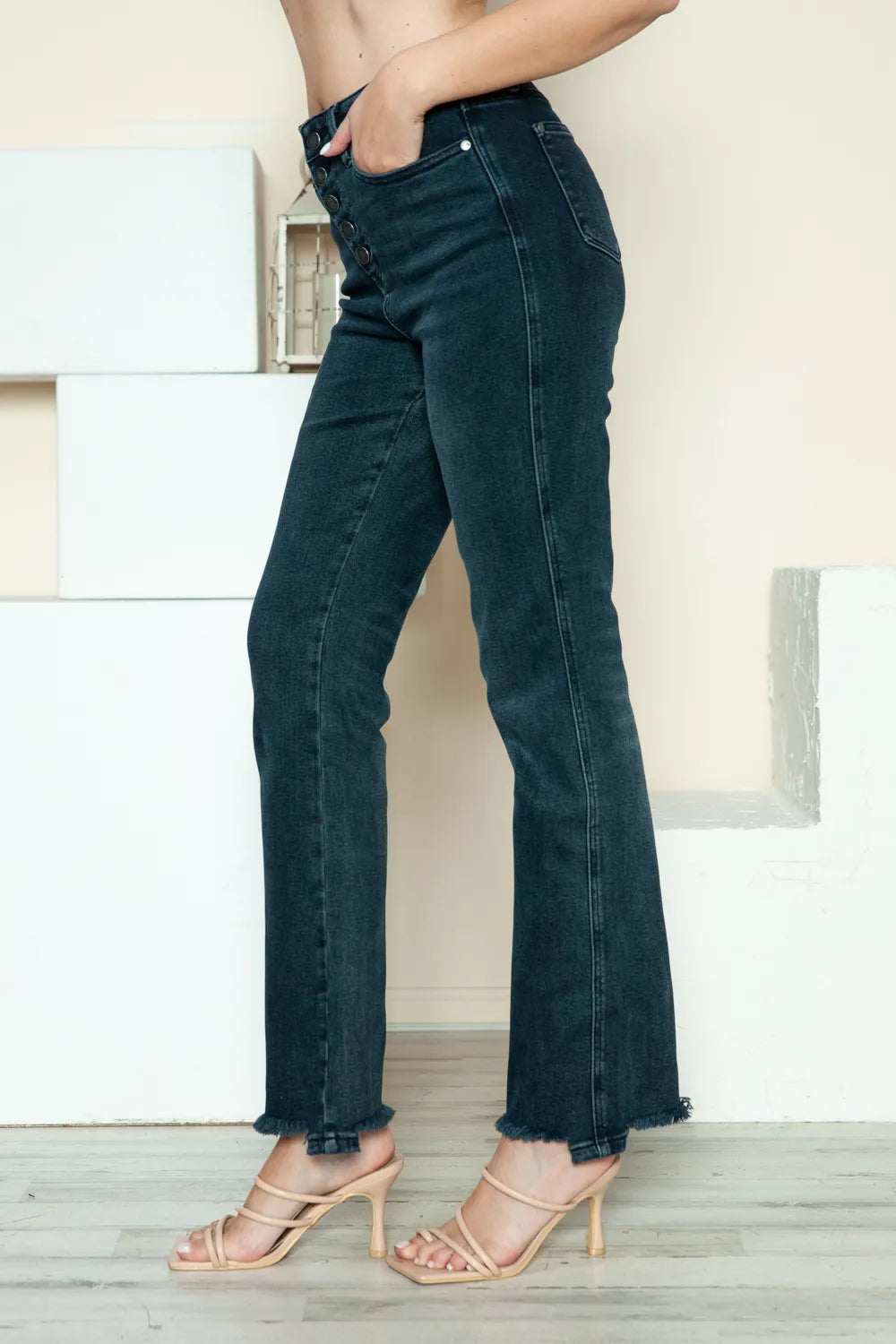 Dark blue straight jeans from the front, raw hem with five-pocket seams