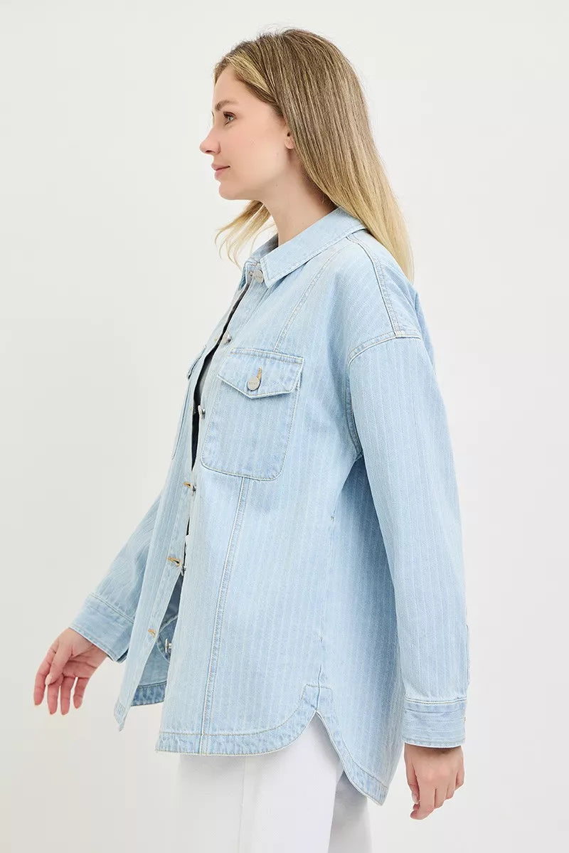 Light-wash denim shaket side view, flap pockets and long sleeves