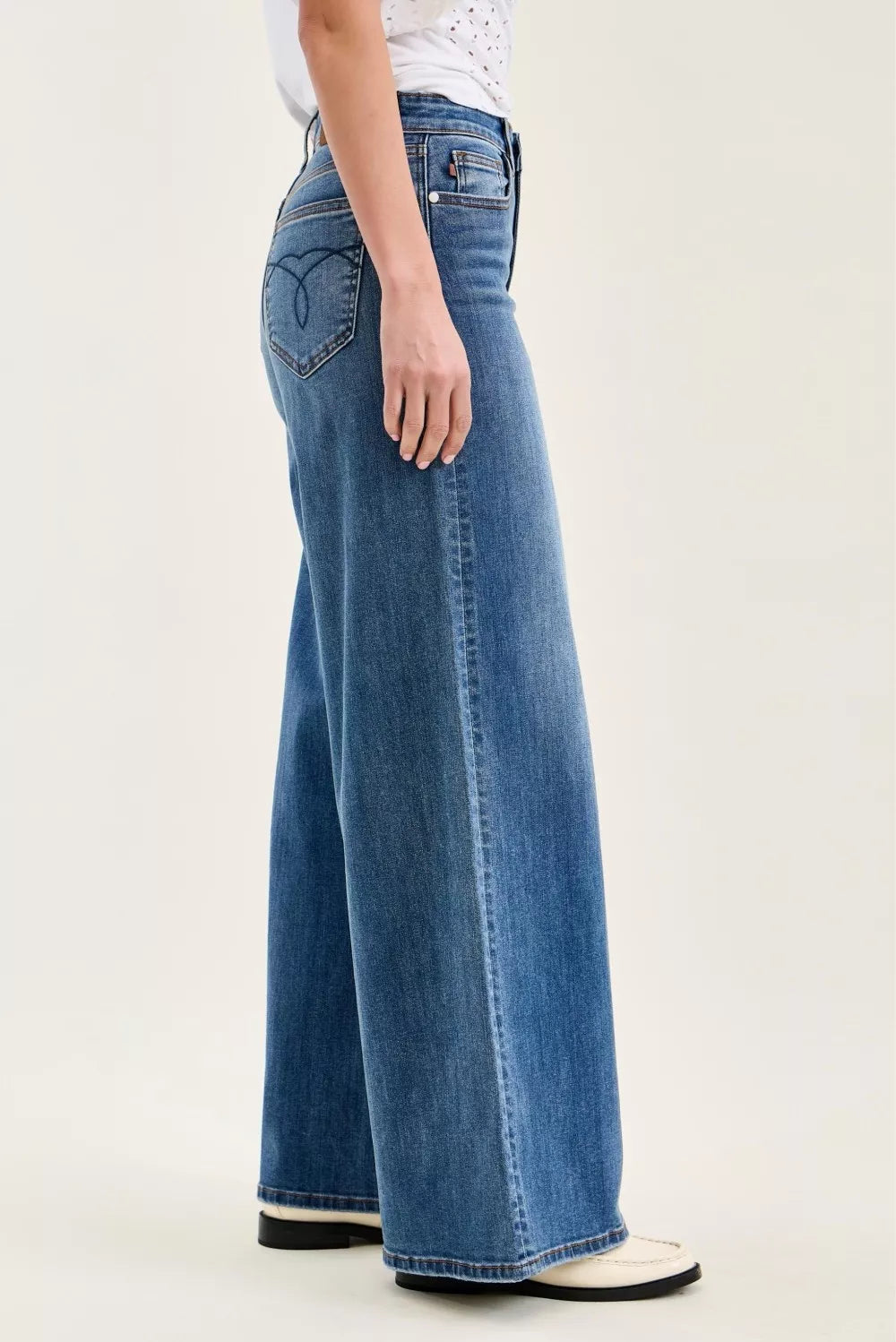 Jeans palazzo talle alto azul claro con bordado en bolsillos delanteros