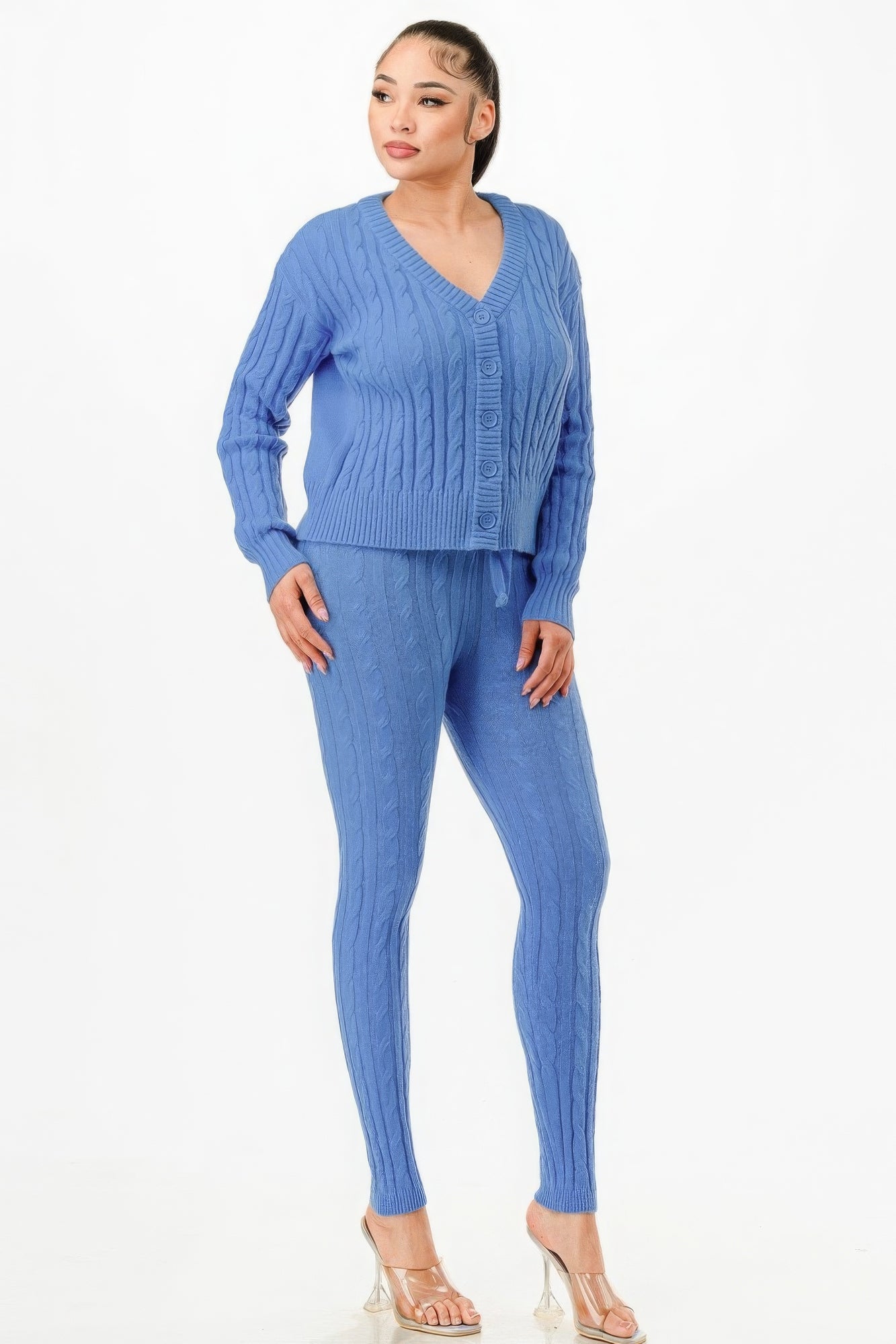 Conjunto 2 piezas: cardigan azul con botones y escote en V, pantalón entallado.