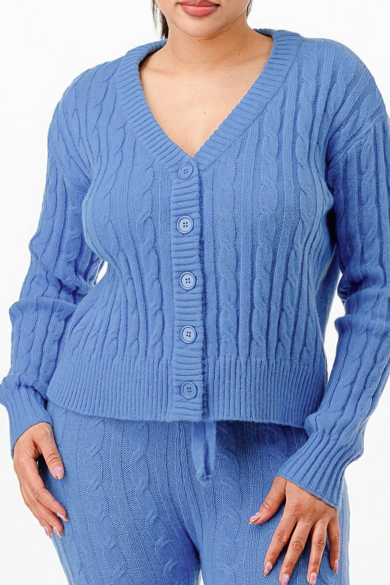 Cardigan azul de punto cable con botones, escote en V y manga larga.