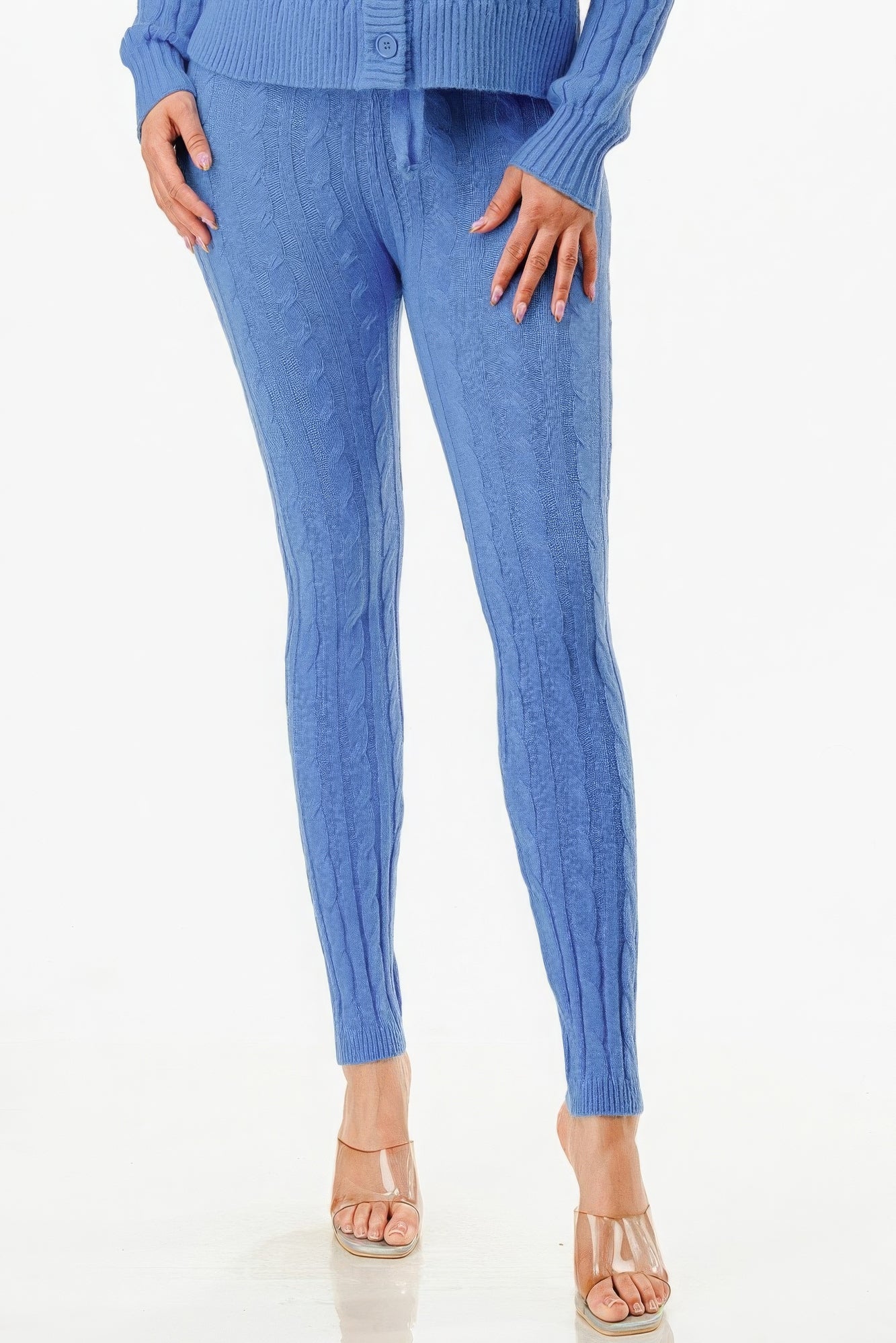 Pantalón azul de punto cable, tiro alto y pernera entallada.