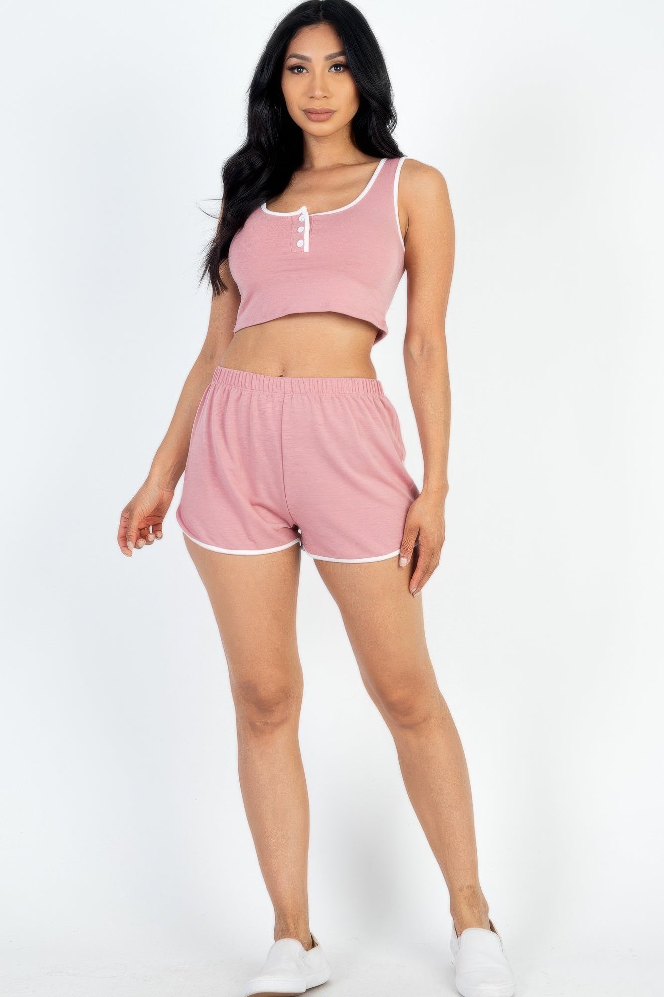 Rosa ärmelloses Tank-Top mit Knopfleiste vorn und kontrastweißem Saum, dazu Shorts