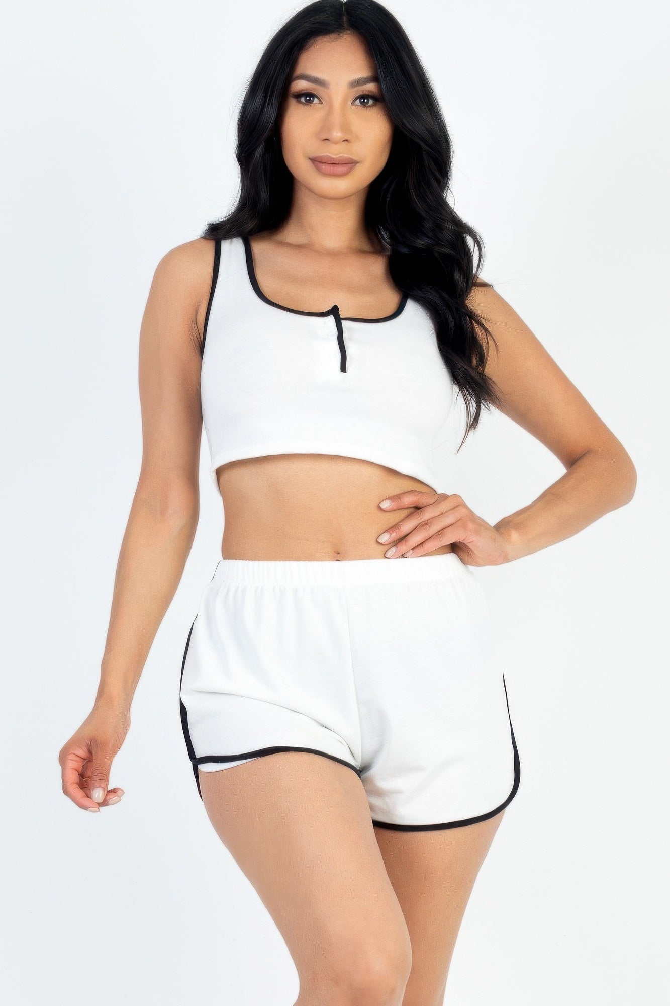 Weißes Tank-Top-Set mit Knopfleiste vorn, schwarzem Kontrastband und Shorts