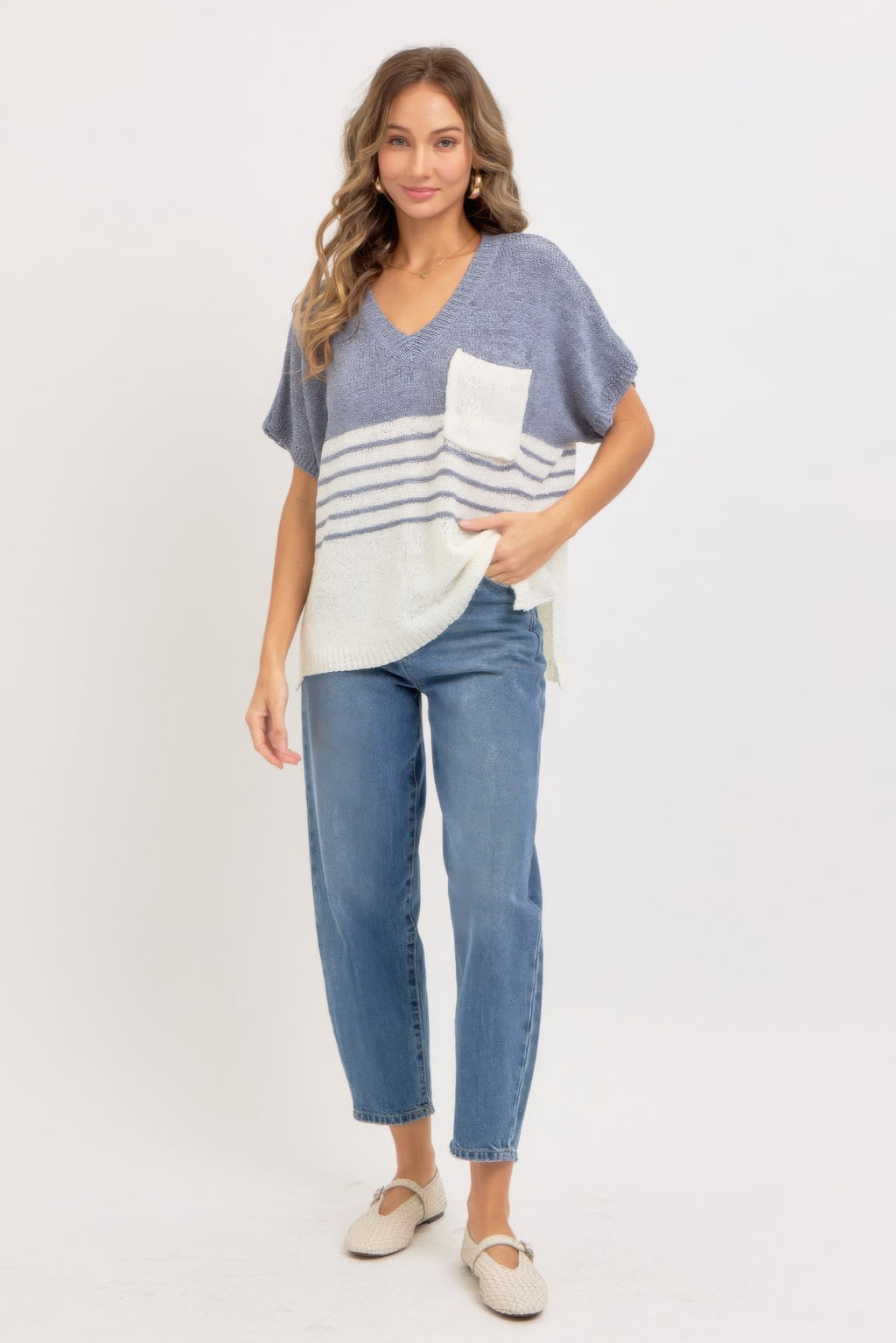 Casual oversized Knit Top mit V-Ausschnitt, blau-grau, creme Streifen und große Brusttasche