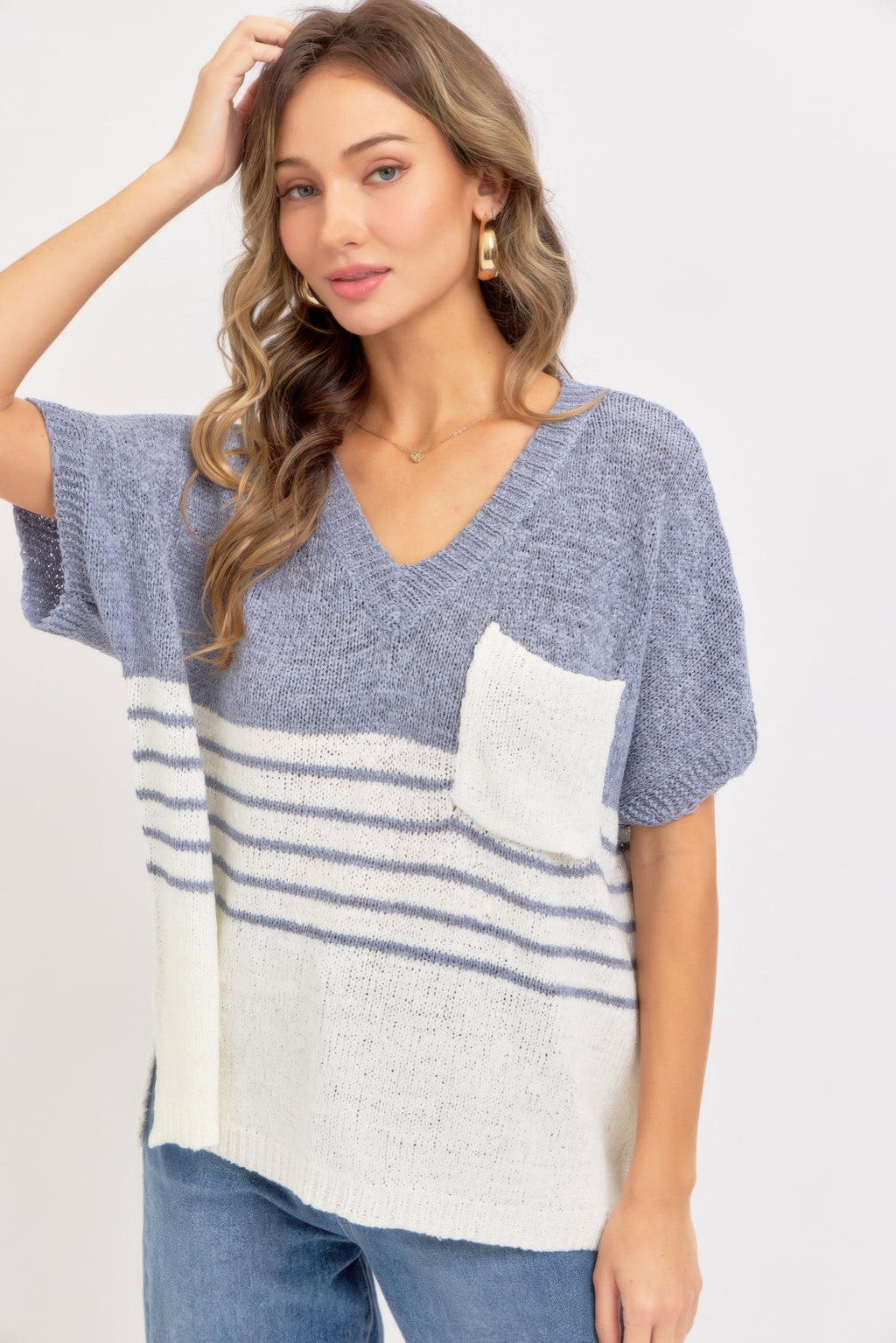 Casual oversized Knit Top blau-grau mit V-Ausschnitt, creme Streifenband und Brusttasche