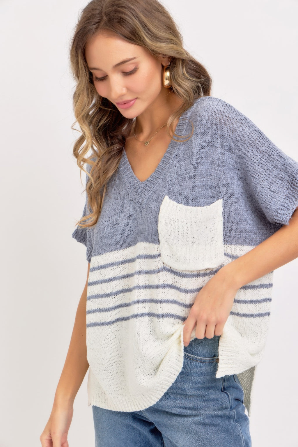 Casual oversized Knit Top blau-grau, V-Ausschnitt, creme Streifen und weißes Taschenfeld