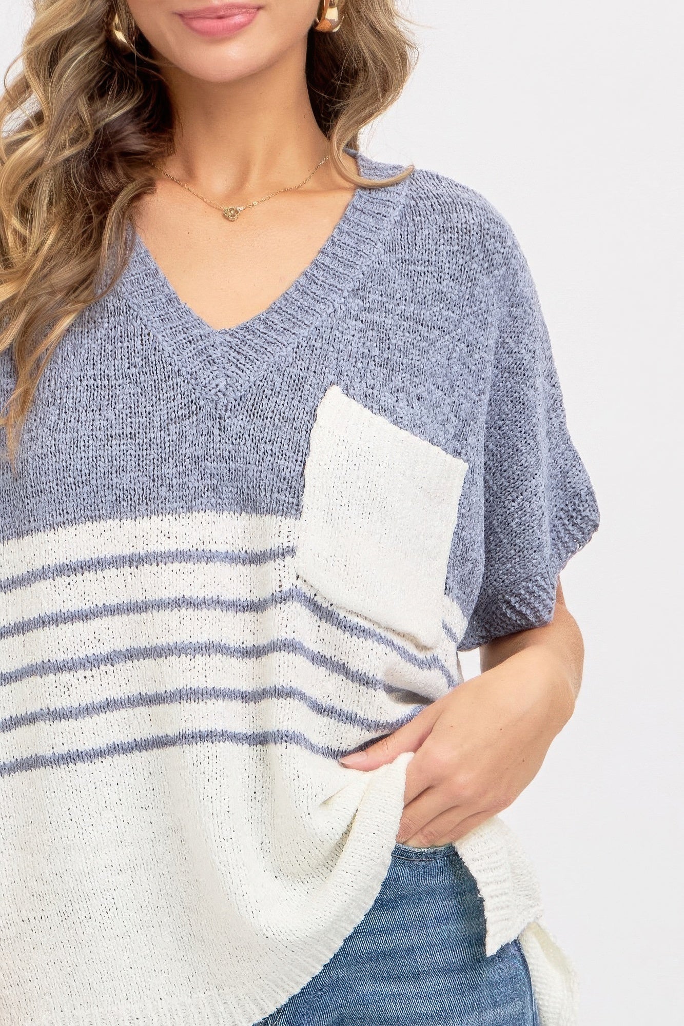 Casual oversized Knit Top blau-grau, V-Ausschnitt, creme Streifen, große Tasche vorn