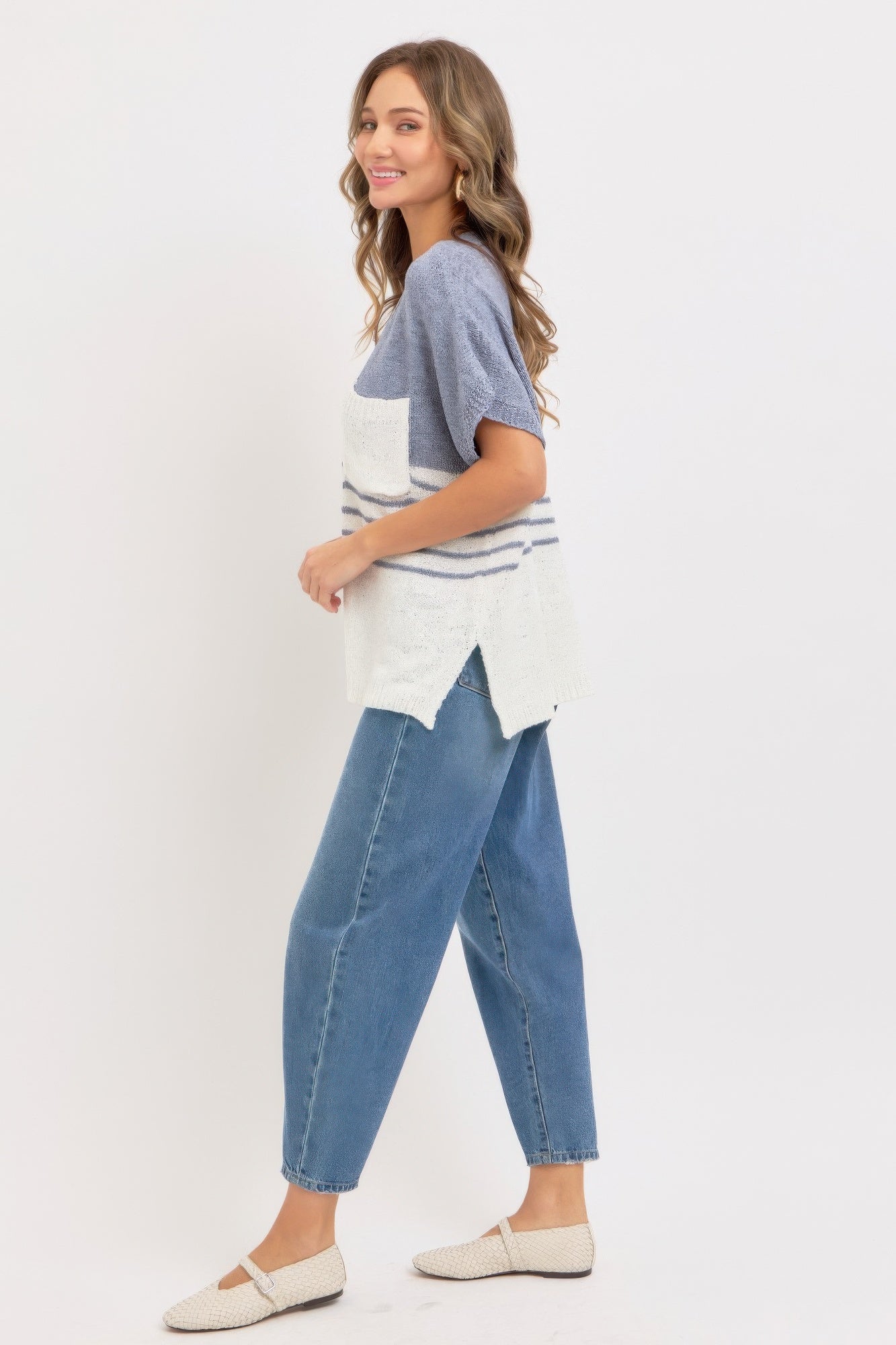 Casual oversized Knit Top blau-grau, seitliche Ansicht, V-Ausschnitt, creme Streifen