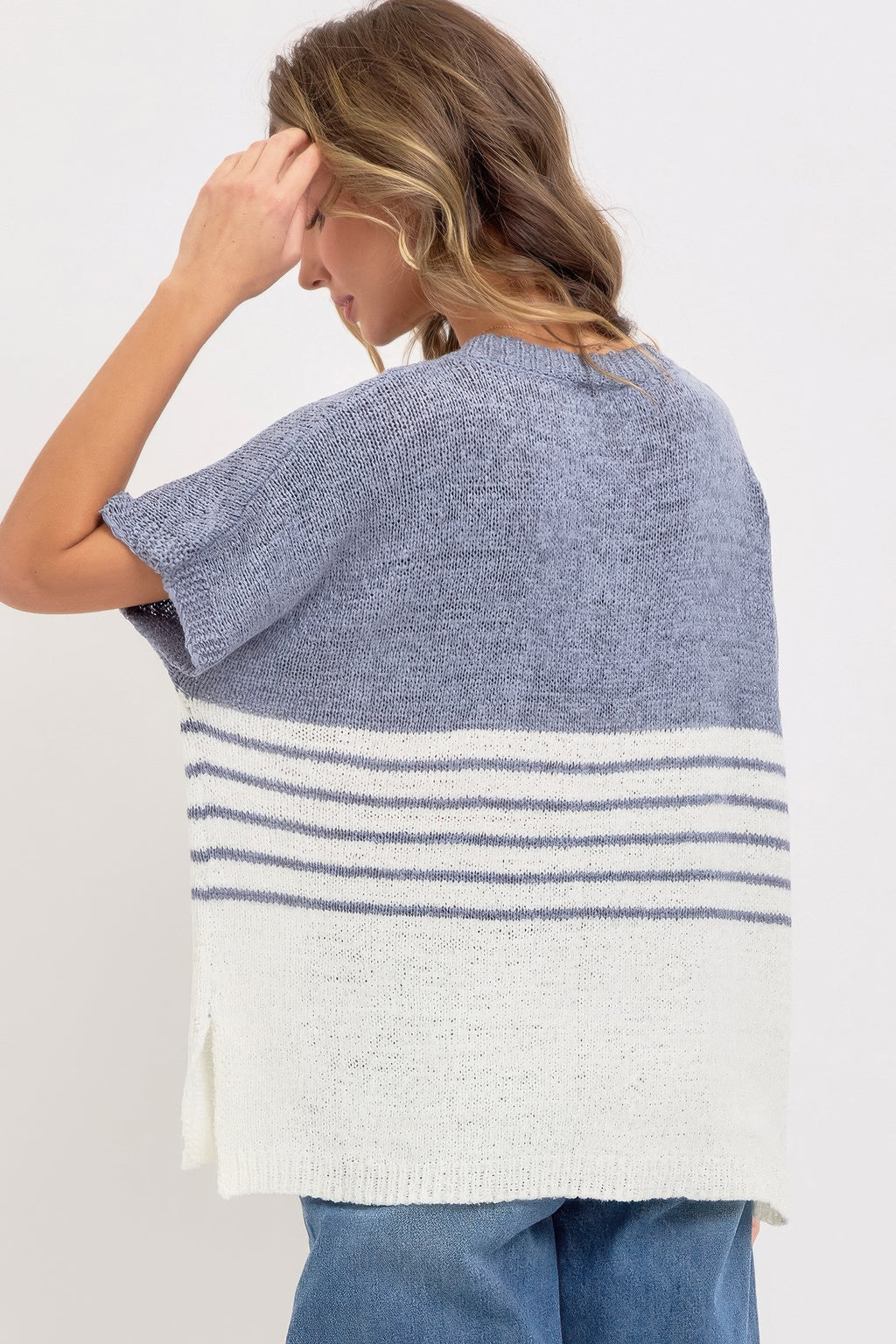 Casual oversized Knit Top blau-grau, Rückansicht mit creme Streifenband