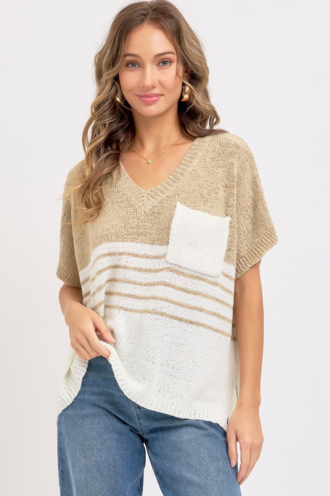 Casual oversized Knit Top taupe-braun mit V-Ausschnitt, creme Streifen und Brusttasche