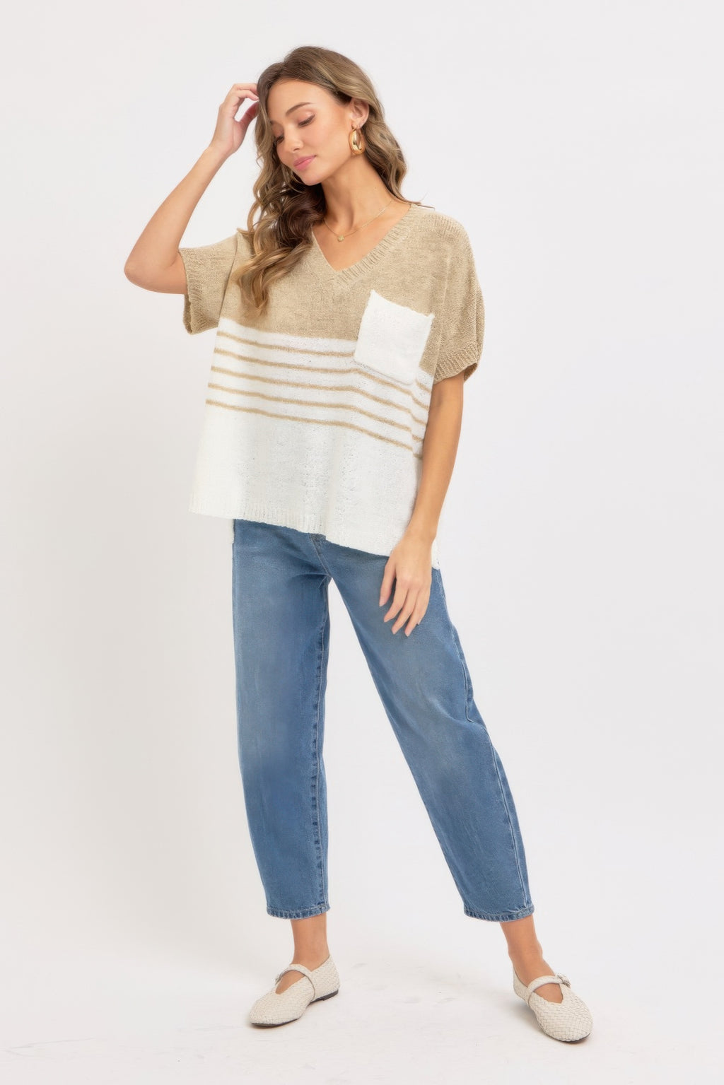 Casual oversized Knit Top taupe-braun, V-Ausschnitt, creme Streifen und weißes Taschenpanel