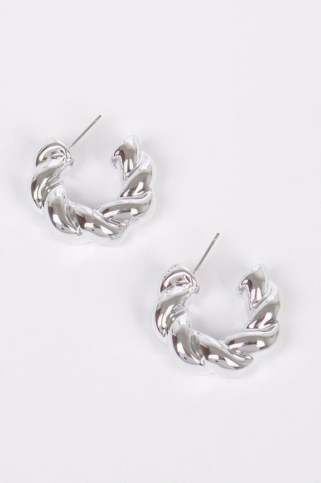 Ccb Hoop Earring, silberfarbene geschwungene Kettenglied-Hoops mit Stecker